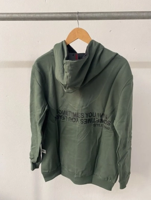 buzo verde atras